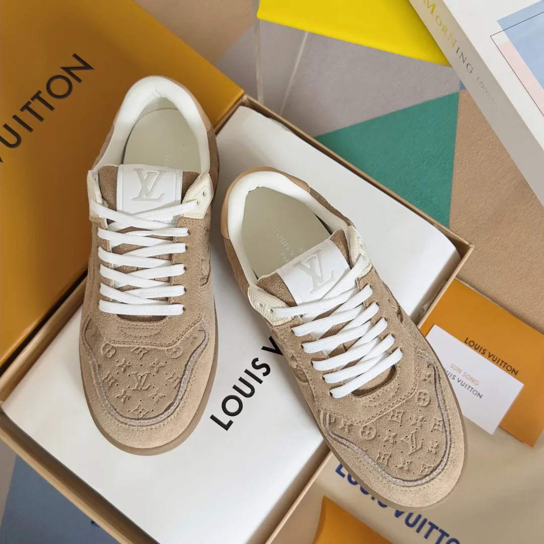 👟👟Ex-factory price 740👟👟 Top version LV Louis Vuitton L House Donkey Brand Stadium Series Casual Sports Shoes White Shoes Dexun Shoes Original purchase, development and production LV Stadium sports shoes are soft cow leather partially embossed with Monogram patterns, reproducing the retro design trend. Monogram canvas trim and toe perforations bring together exquisite details, the tongue is decorated with LV letter label, and the outsole depicts the Louis Vuitton logo. Exquisitely packaged at the delivery counter🛍📦 ▪️ Fabric: Original imported first-layer cowhide ▪️ Lining: Original imported soft sheepskin lining ▪️ Sole: Original open-molded non-slip rubber outsole ▪️ Bottom thickness: 3CM ▪️ Size: Women's 35-41